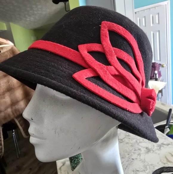 Elegant Black and Red Wool Cloche Hat - Picture 6 of 6